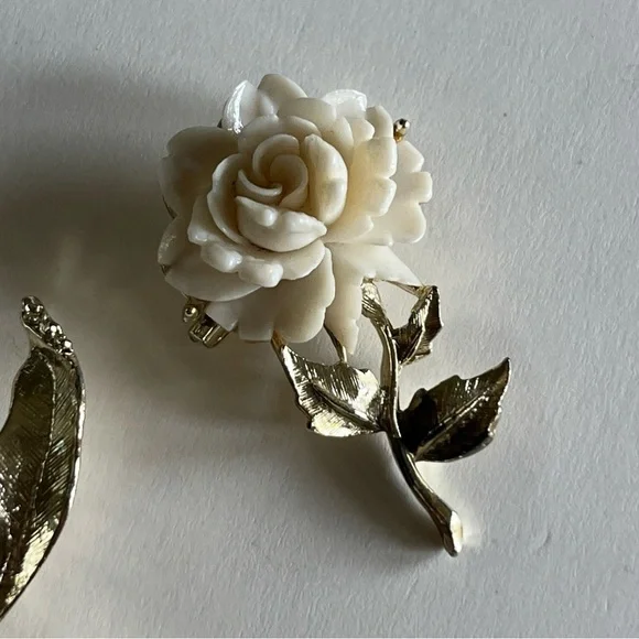 Vintage Carved White Roses And Leaves Brooch Set of 3 ~Gold Tone Metal - Picture 8 of 10
